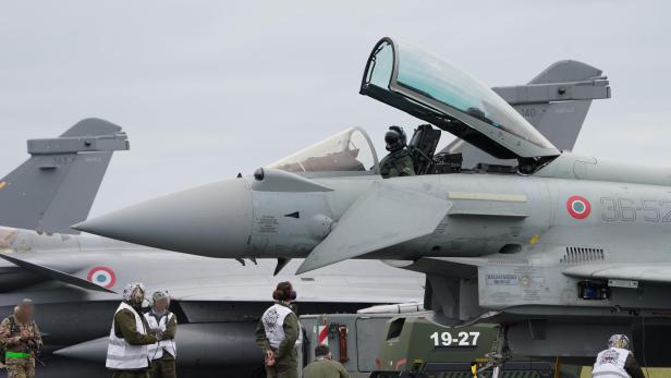NATO-Eurofighter werden von Technikern begutachtet.