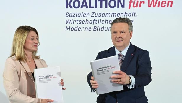 Bettina Emmerling und Michael Ludwig halten das Regierungsprogramm 