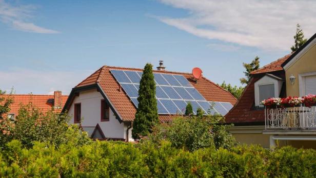 Haus mit PV-Anlage am Dach Haus mit PV-Anlage am Dach