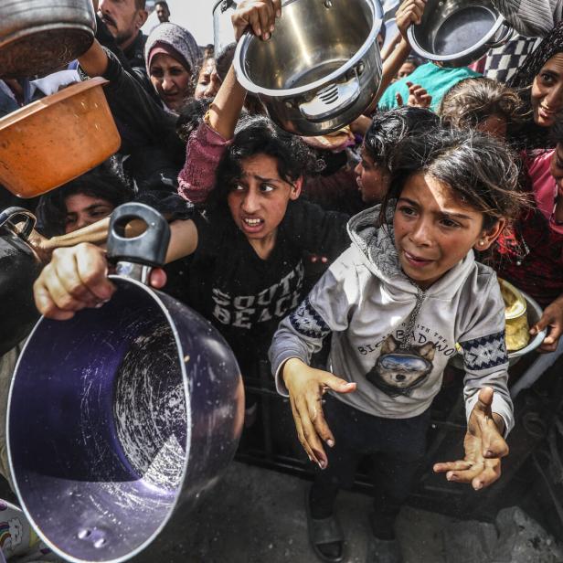 Palästinenserinnen in Gaza-Stadt bei einer Essensausgabe am 3. April 
