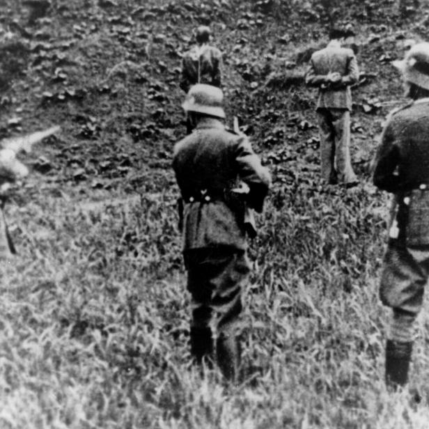 Standrechtliche Erschießung durch ein SS- oder SD-Kommando an einem unbekannten Ort, undatiertes Foto